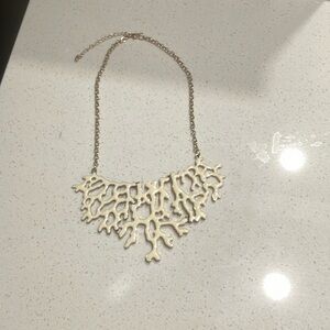 Good and crème white, fake coral necklace